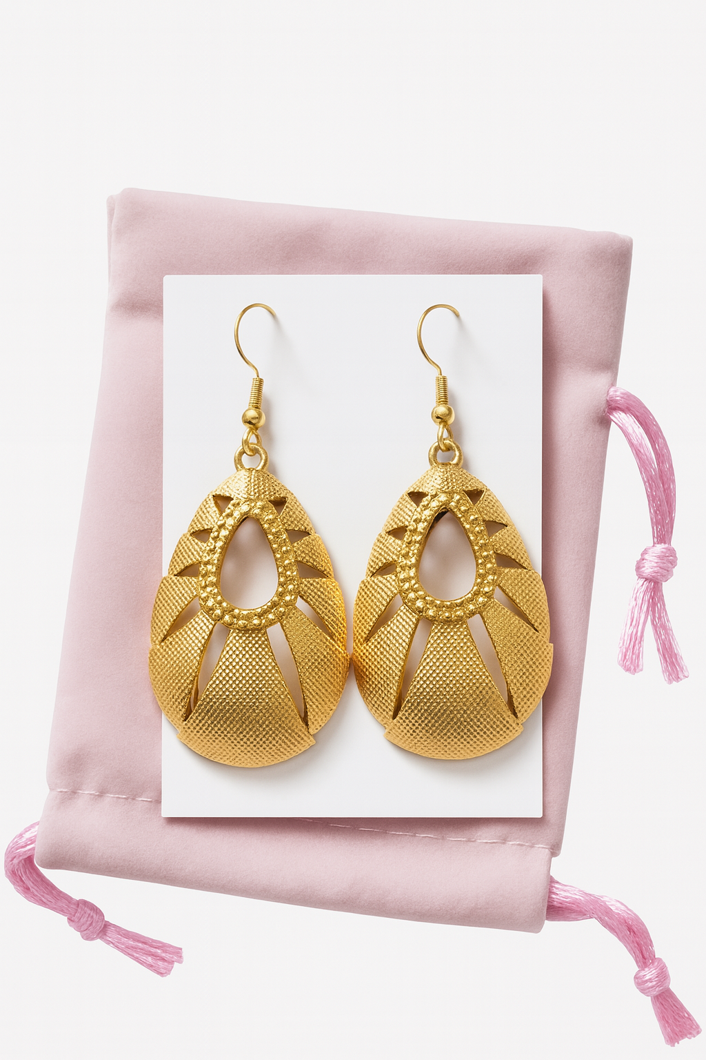 Pendientes Largos Dorados con Diseño Calado