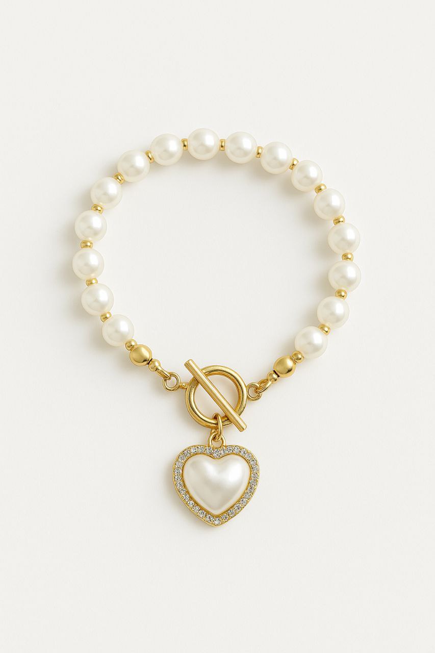 Collar de perlas sintéticas con colgante corazón dorado