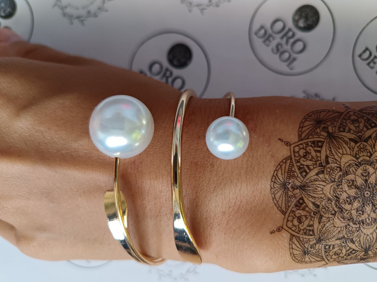 Pulsera Dorada con Perlas