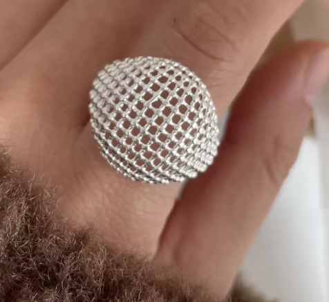 Anillo de plata con diseño texturizado tipo malla, joya moderna y artesanal de Oro de Sol.