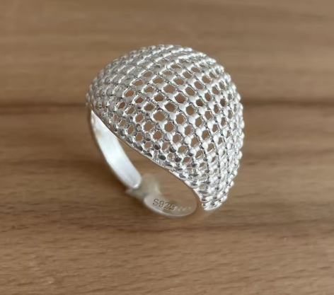 Anillo de plata con diseño texturizado tipo malla, joya moderna y artesanal de Oro de Sol.