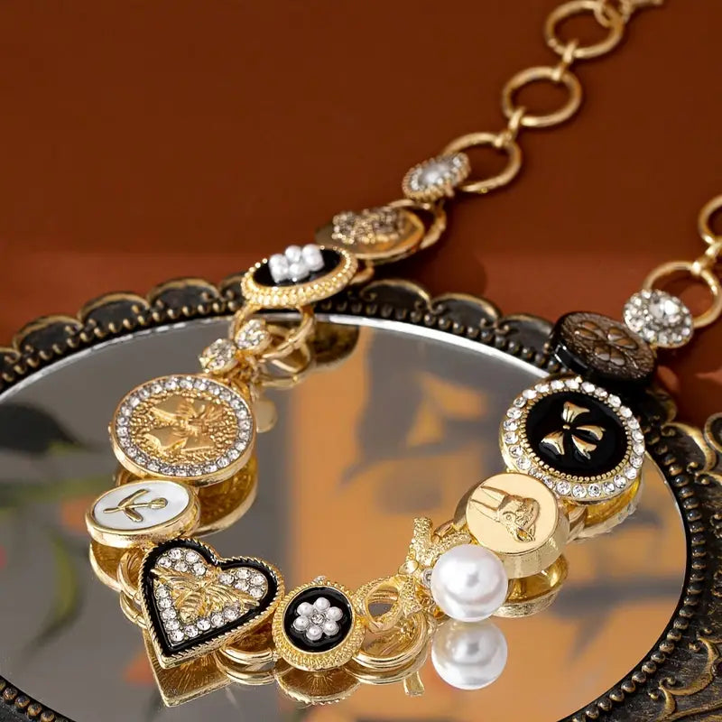 Collar dorado corto con medallones