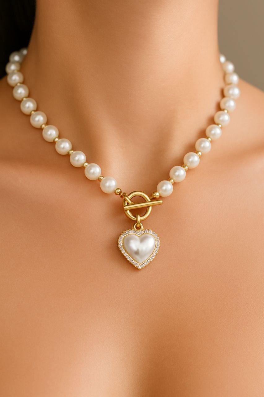 Collar de perlas sintéticas con colgante corazón dorado
