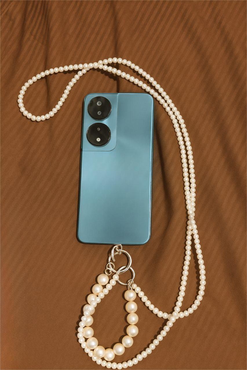 Pearl & Phone Chic