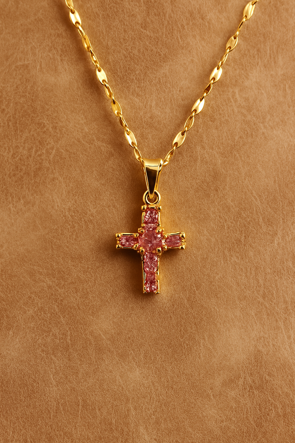 Collar dorado con colgante cruz y piedras rosas