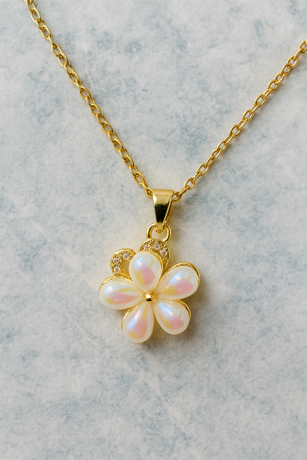 Collar dorado con colgante flor nacarada