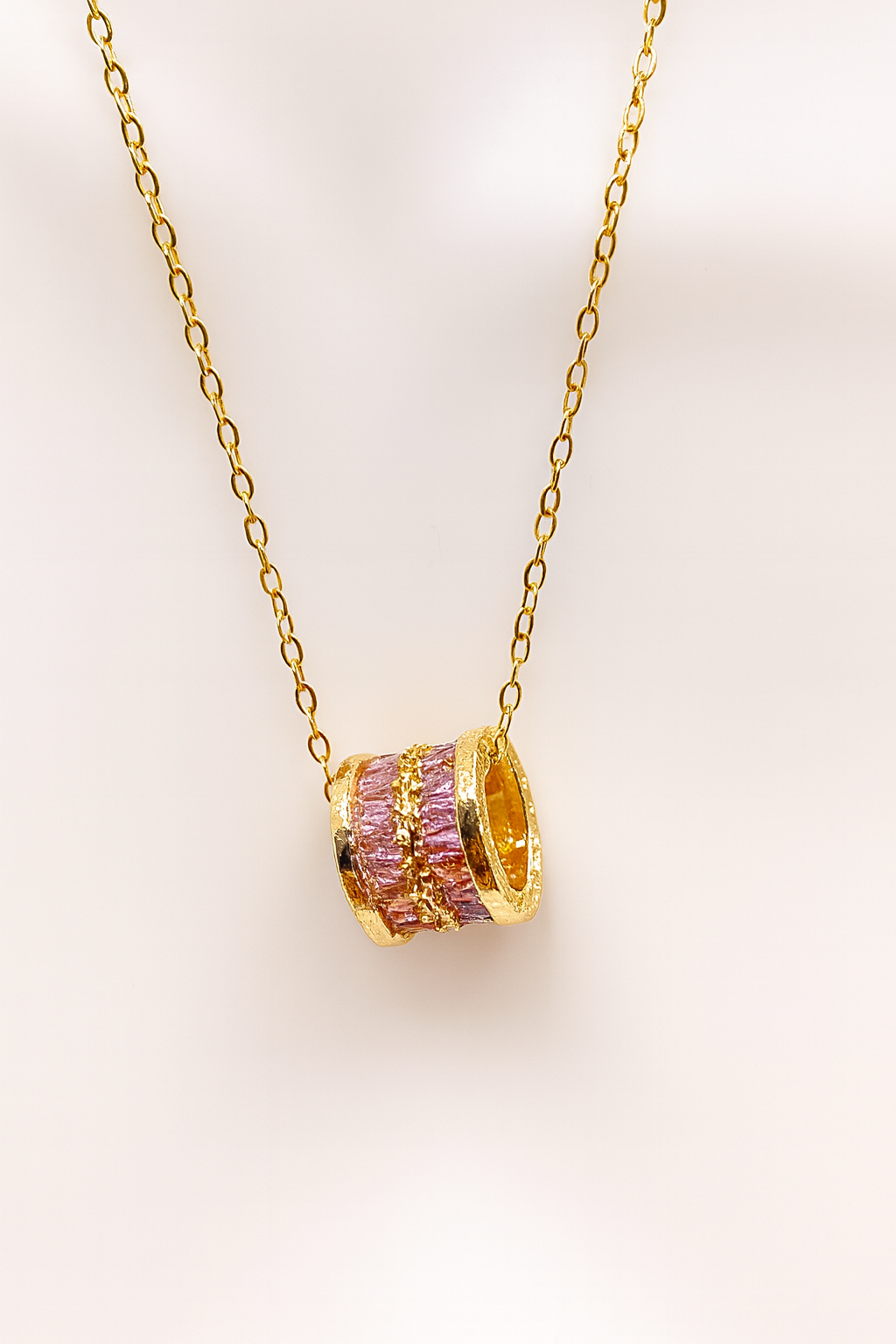 Collar dorado con colgante aro y piedras rosas