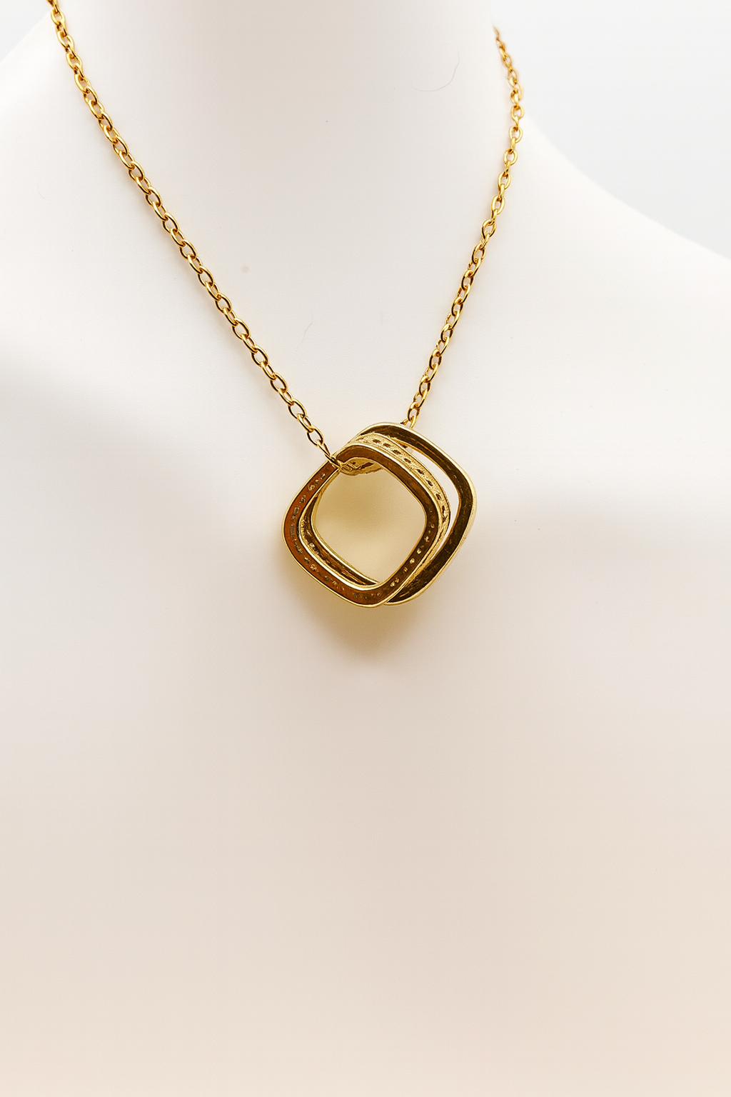 Collar dorado con colgante geométrico