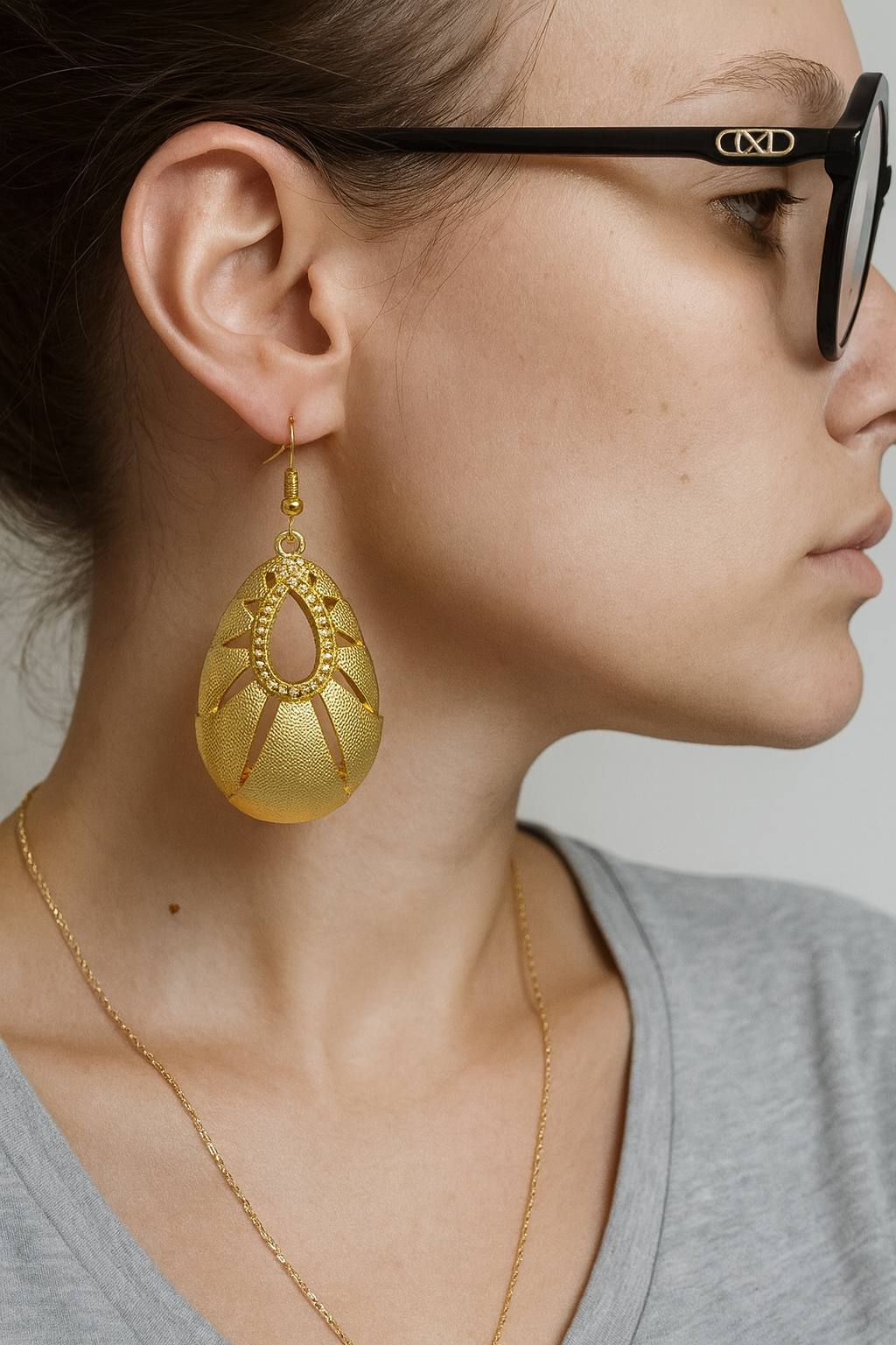 Pendientes Largos Dorados con Diseño Calado