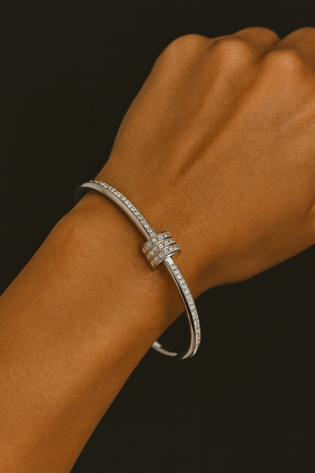 Brazalete metálico en tono plateado