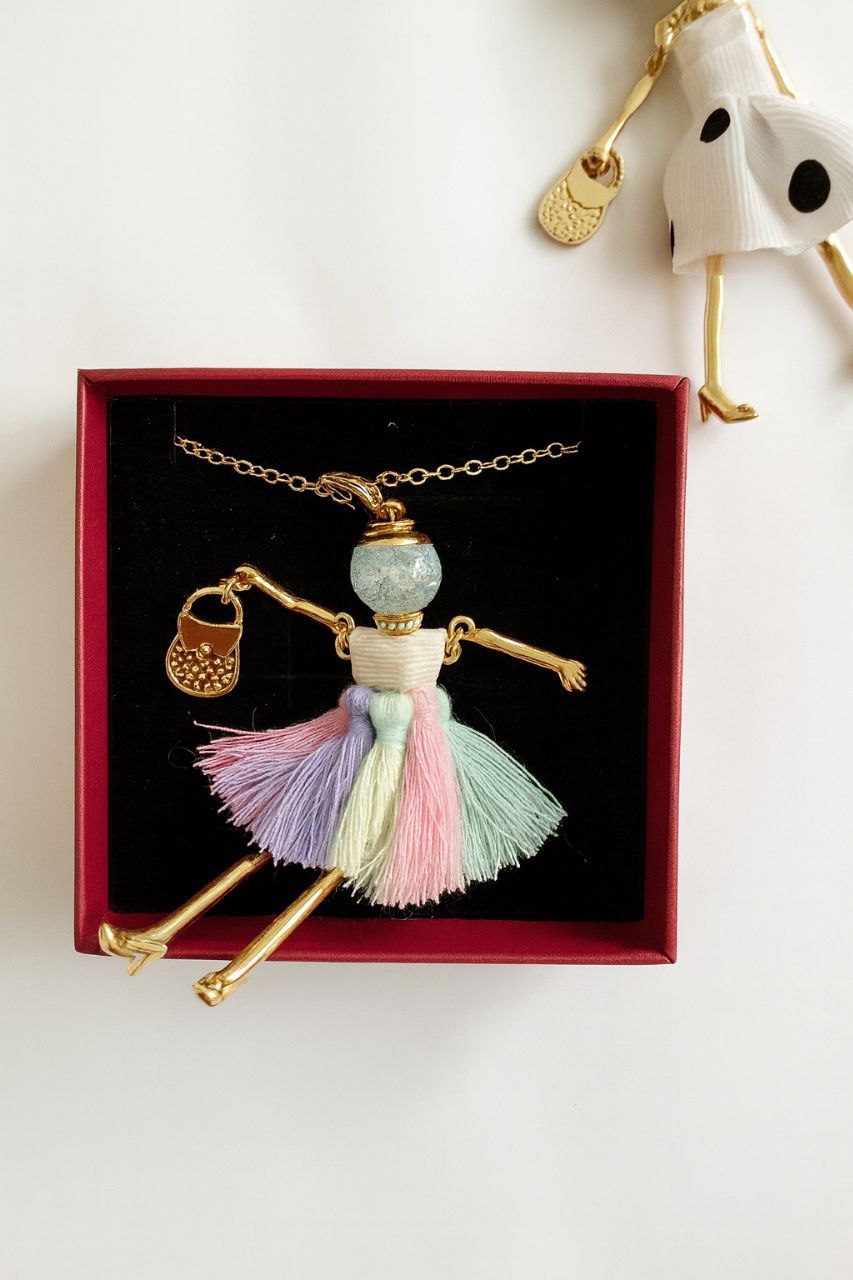 Muñequita Arcoíris en caja de terciopelo rojo — collar artesanal con faldita de flecos en rosa, lila, menta y verde